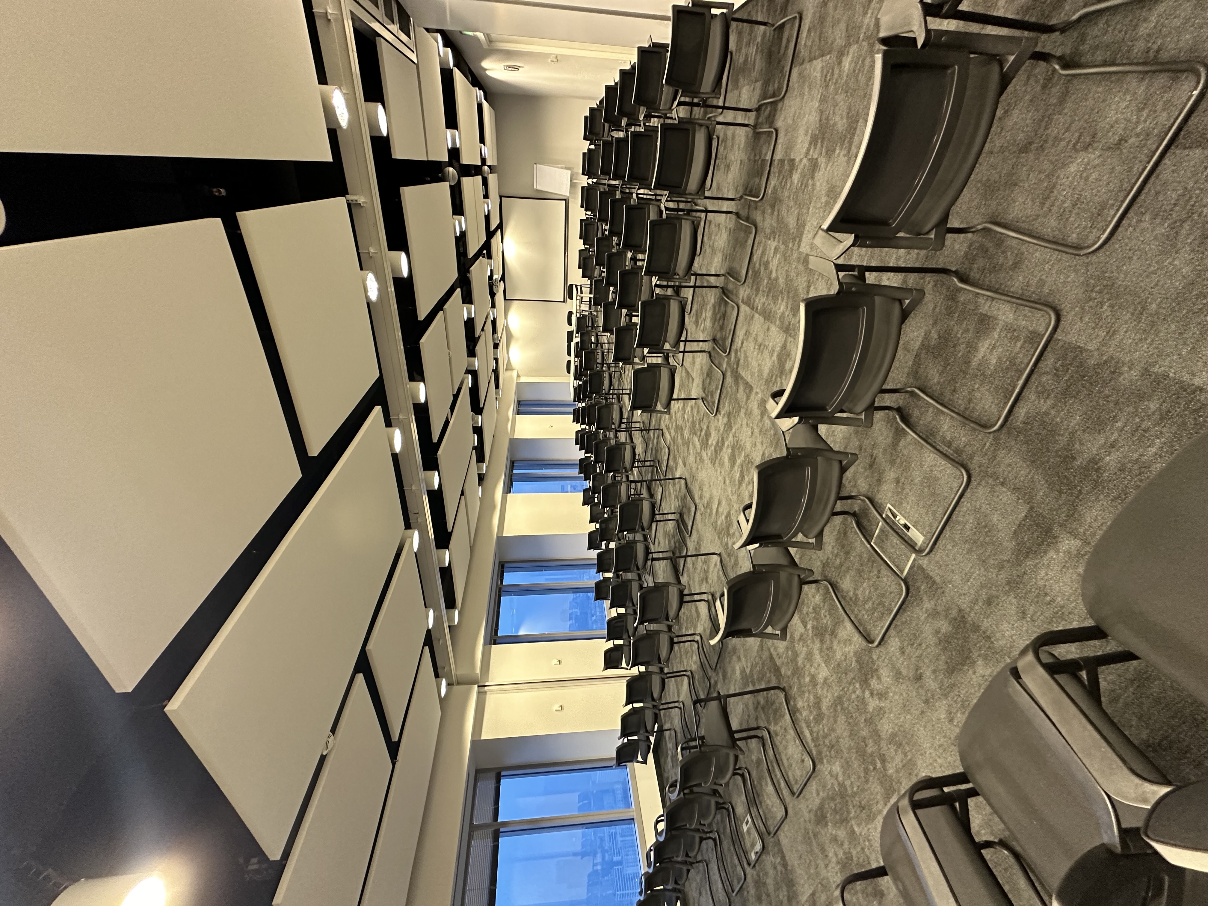 Sala konferencyjna z krzesłami